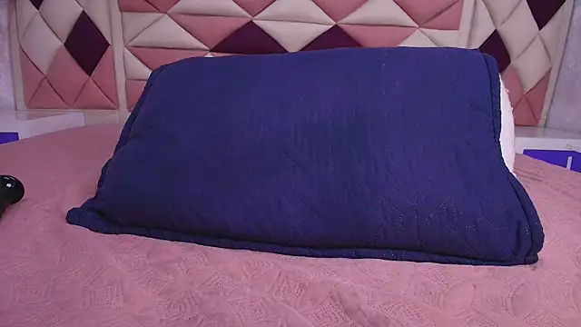 Snapshot of valecastro_ chatting on November 15, 2025, 7:18 pm valecastro online show from November 15, 2025, 7:18 pm