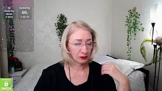 hunters woman online show from October 16, 2025, 1:52 pm
