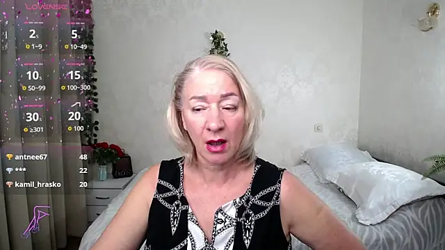 hunters woman online show from November 24, 2025, 2:00 am