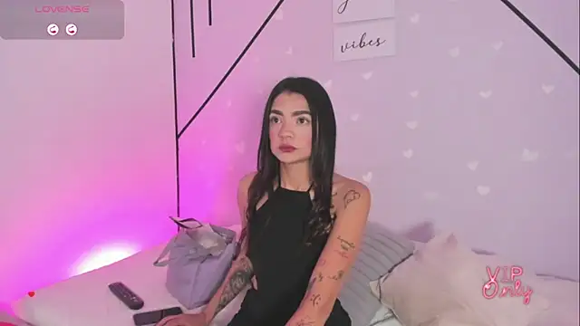 Snapshot of MiahCornell_ chatting on February 13, 2026, 10:32 pm MiahCornell online show from February 13, 2026, 10:32 pm