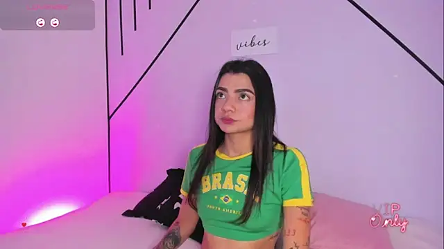 Snapshot of MiahCornell_ chatting on February 4, 2026, 8:04 pm MiahCornell online show from February 4, 2026, 8:04 pm