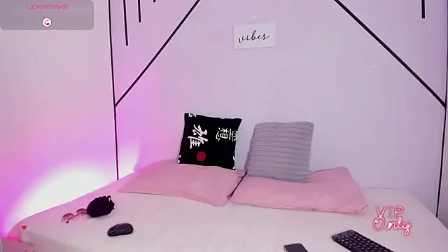 Snapshot of MiahCornell_ chatting on January 31, 2026, 8:18 pm MiahCornell online show from January 31, 2026, 8:18 pm