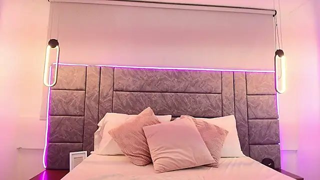 abril  lee   online show from November 15, 2025, 11:25 am