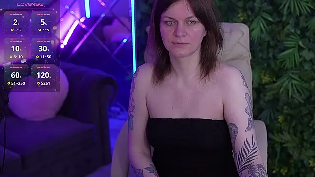 Snapshot of TinaMelt chatting on May 20, 2026, 6:49 pm TinaMelt online show from May 20, 2026, 6:49 pm