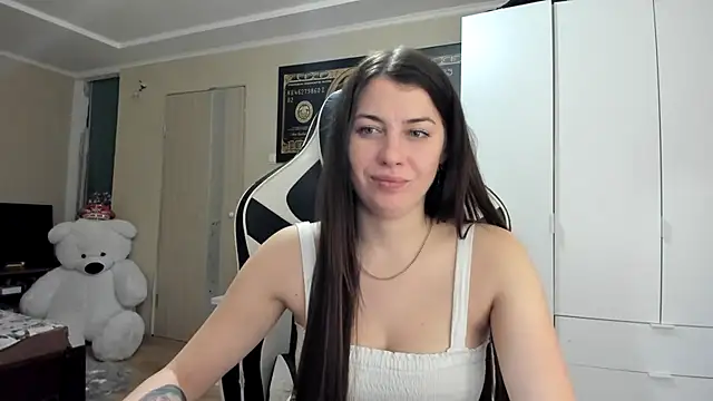 EmiLovsi online show from October 13, 2025, 7:37 pm