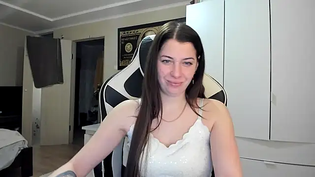 Snapshot of EmiLovsi chatting on February 4, 2026, 5:41 pm EmiLovsi online show from February 4, 2026, 5:41 pm