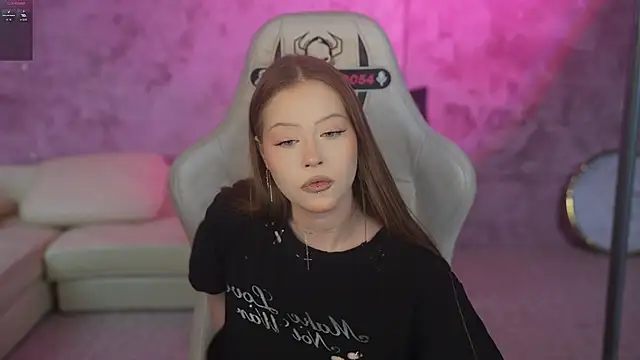 Snapshot of Esmie_Smile chatting on May 5, 2026, 11:41 pm Esmie Smile online show from May 5, 2026, 11:41 pm