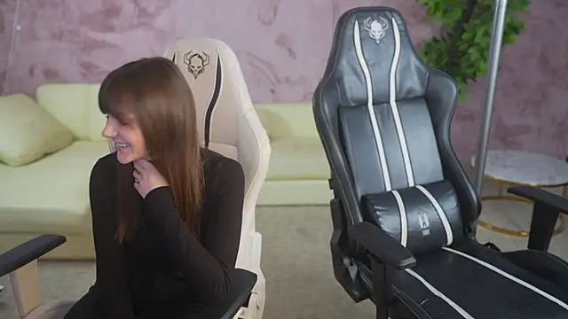 Esmie Smile online show from November 1, 2025, 3:28 pm