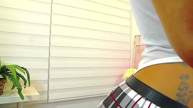 Snapshot of ParisRoux chatting on October 21, 2025, 8:08 pm ParisRoux online show from October 21, 2025, 8:08 pm