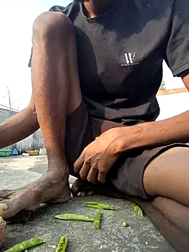 Snapshot of RAYI_Queen_4 chatting on February 6, 2026, 2:51 am RAYI Queen 4 online show from February 6, 2026, 2:51 am