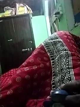 Snapshot of RAYI_Queen_4 chatting on October 28, 2025, 4:39 pm RAYI Queen 4 online show from October 28, 2025, 4:39 pm