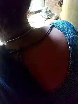 Snapshot of RAYI_Queen_4 chatting on October 29, 2025, 5:50 am RAYI Queen 4 online show from October 29, 2025, 5:50 am