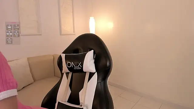 Lilily lv online show from October 4, 2025, 12:17 pm