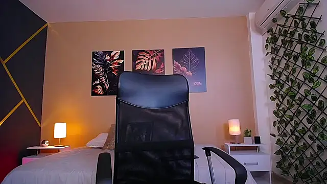 ChristopherBlack  online show from October 18, 2025, 1:02 pm