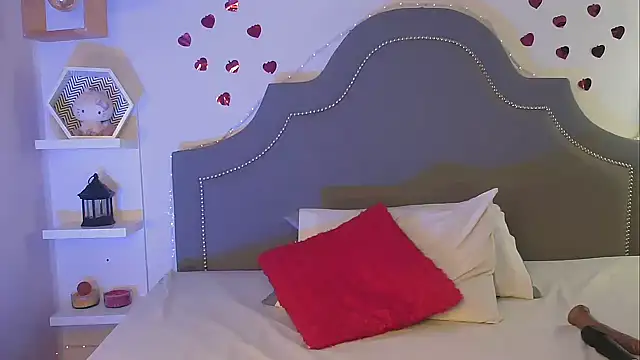 pocahontamoon online show from December 5, 2025, 5:44 pm