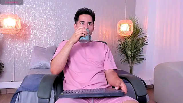 loghan fox online show from September 28, 2025, 3:46 am