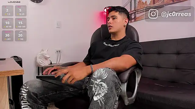 Snapshot of _Juanes chatting on November 2, 2025, 11:54 pm Juanes online show from November 2, 2025, 11:54 pm