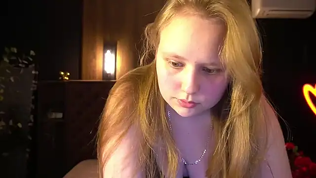 Snapshot of CrystallPaws chatting on May 17, 2026, 5:40 am CrystallPaws online show from May 17, 2026, 5:40 am