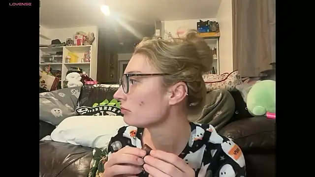 Snapshot of harleyblair chatting on December 17, 2025, 11:10 pm harleyblair online show from December 17, 2025, 11:10 pm