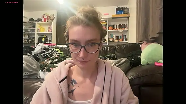 Snapshot of harleyblair chatting on December 16, 2025, 11:09 pm harleyblair online show from December 16, 2025, 11:09 pm