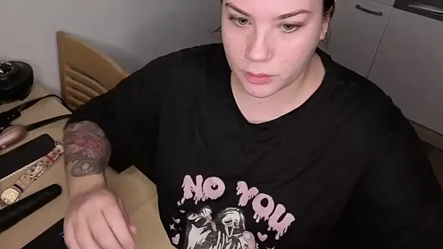 Snapshot of MaeNoir chatting on November 7, 2025, 9:52 pm MaeNoir online show from November 7, 2025, 9:52 pm