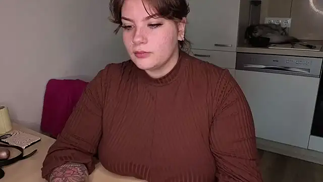 Snapshot of MaeNoir chatting on October 22, 2025, 2:16 pm MaeNoir online show from October 22, 2025, 2:16 pm