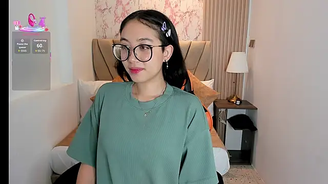 Yuna  Min online show from October 8, 2025, 10:28 am