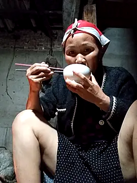 Snapshot of TinTin321 chatting on November 4, 2025, 10:52 am TinTin321 online show from November 4, 2025, 10:52 am