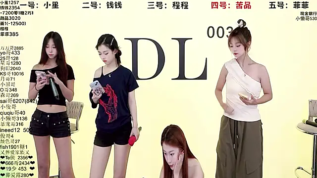 Snapshot of ZZ00033S chatting on September 25, 2025, 8:09 am ZZ00033S online show from September 25, 2025, 8:09 am