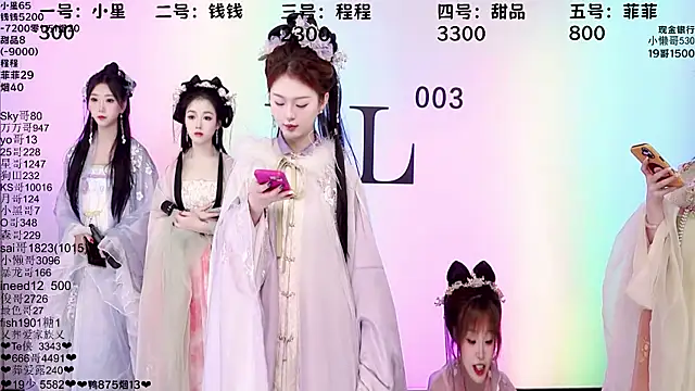 Snapshot of ZZ00033S chatting on October 6, 2025, 9:43 am ZZ00033S online show from October 6, 2025, 9:43 am