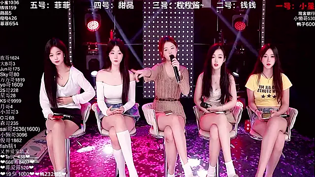 Snapshot of ZZ00033S chatting on October 27, 2025, 8:37 am ZZ00033S online show from October 27, 2025, 8:37 am