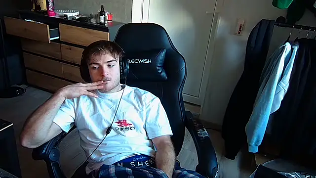 Snapshot of Rudi2007Eye chatting on February 20, 2026, 10:06 am Rudi2007Eye online show from February 20, 2026, 10:06 am