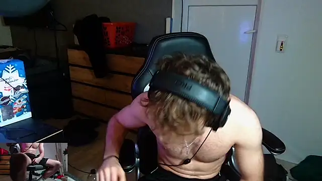 Snapshot of Rudi2007Eye chatting on December 13, 2025, 8:48 pm Rudi2007Eye online show from December 13, 2025, 8:48 pm