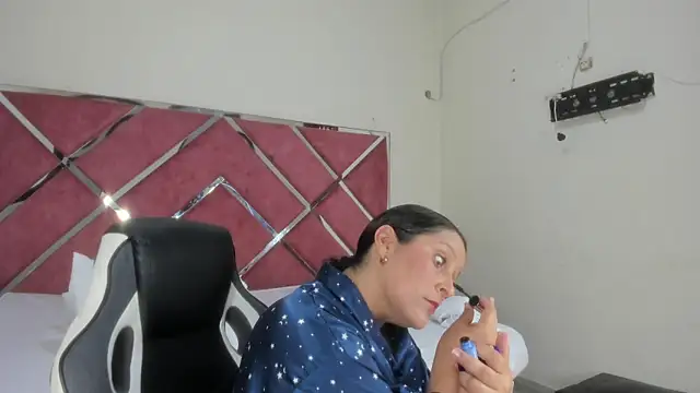 Snapshot of KikaDuque chatting on November 7, 2025, 7:07 pm KikaDuque online show from November 7, 2025, 7:07 pm