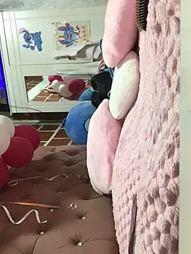 Snapshot of Rachellcooperrr chatting on February 11, 2026, 12:32 am Rachellcooperrr online show from February 11, 2026, 12:32 am