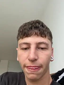 Snapshot of aronn_tay chatting on November 7, 2025, 4:44 pm aronn tay online show from November 7, 2025, 4:44 pm