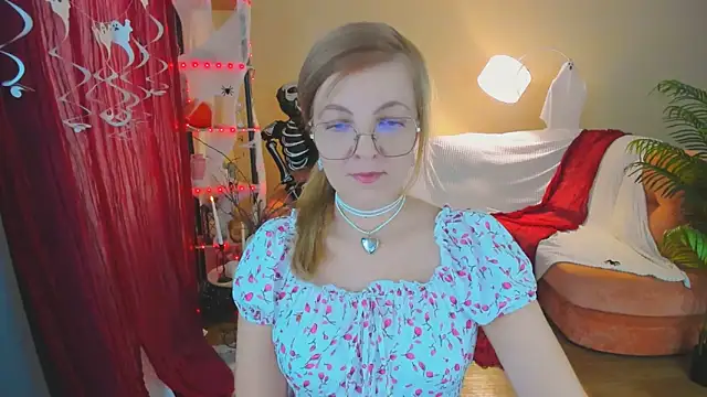 Snapshot of YourUniverser chatting on November 3, 2025, 9:13 am YourUniverser online show from November 3, 2025, 9:13 am