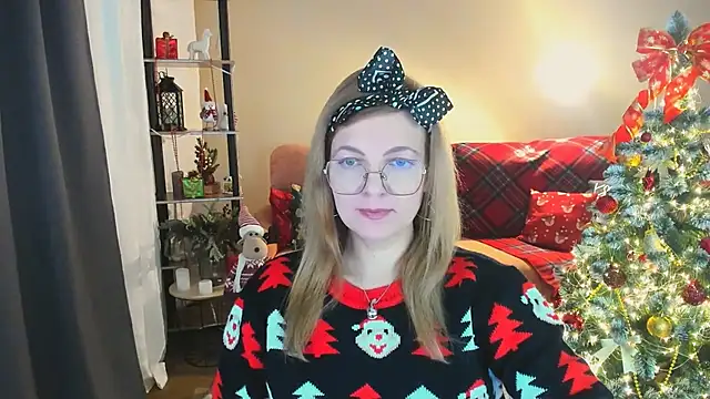 Snapshot of YourUniverser chatting on December 17, 2025, 9:36 am YourUniverser online show from December 17, 2025, 9:36 am