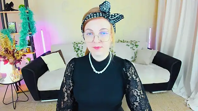 Snapshot of YourUniverser chatting on November 25, 2025, 9:20 am YourUniverser online show from November 25, 2025, 9:20 am