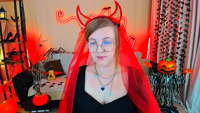 Snapshot of YourUniverser chatting on October 28, 2025, 4:13 am YourUniverser online show from October 28, 2025, 4:13 am