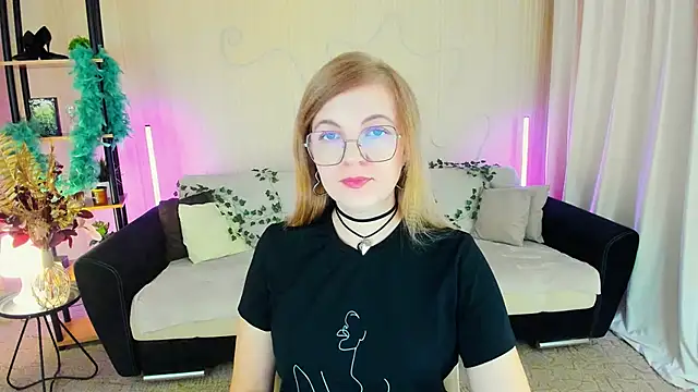 Snapshot of YourUniverser chatting on November 24, 2025, 9:31 am YourUniverser online show from November 24, 2025, 9:31 am