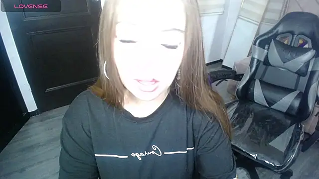 Snapshot of Luna_Star_v chatting on September 10, 2025, 3:05 am Luna Star v online show from September 10, 2025, 3:05 am