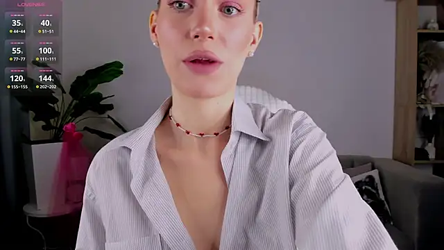 Ice Strawberry online show from April 3, 2026, 3:13 am