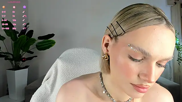 Ice Strawberry online show from January 17, 2026, 3:21 am