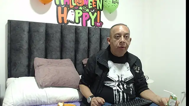 GabrielandAbigail online show from October 31, 2025, 12:13 pm