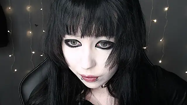  LUCY LAVE online show from April 16, 2026, 9:39 pm