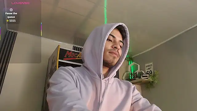 Snapshot of Bastian_MCcormick chatting on October 13, 2025, 12:51 pm Bastian MCcormick online show from October 13, 2025, 12:51 pm