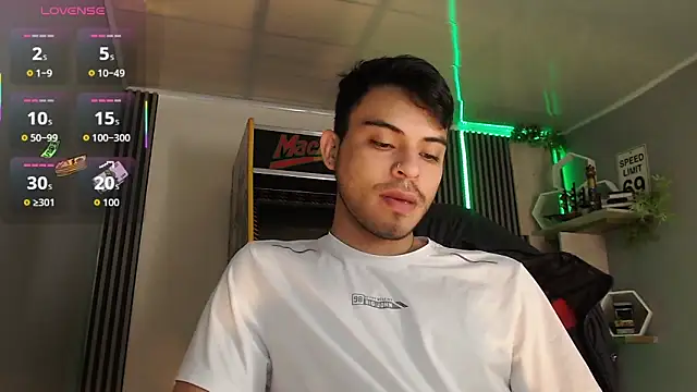 Snapshot of Bastian_MCcormick chatting on October 6, 2025, 1:34 pm Bastian MCcormick online show from October 6, 2025, 1:34 pm