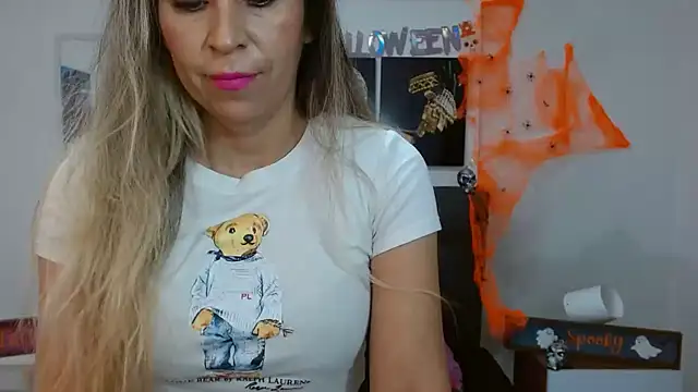 Snapshot of DianaPearls chatting on November 1, 2025, 10:53 am DianaPearls online show from November 1, 2025, 10:53 am