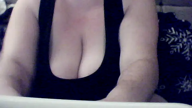 Snapshot of Valendra_ chatting on October 9, 2025, 4:35 am Valendra online show from October 9, 2025, 4:35 am